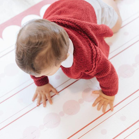 Criança brincando no tapetinho Pink Bubbles Stripes Tini Tiny — seguro, atóxico e hipoalergênico