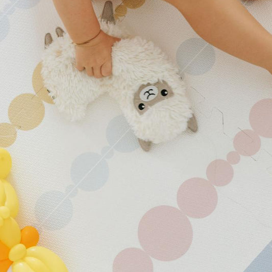 Criança brincando no tapetinho Bubbles Tini Tiny — seguro, atóxico e hipoalergênico