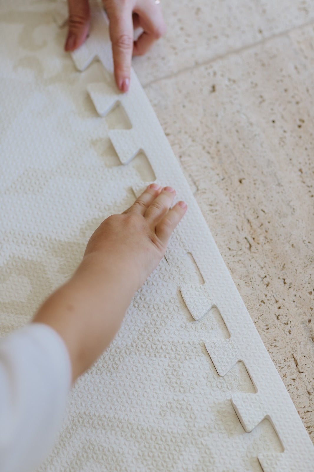 Detalhe da estampa Ikat impressa diretamente no EVA — tecnologia exclusiva Tini Tiny