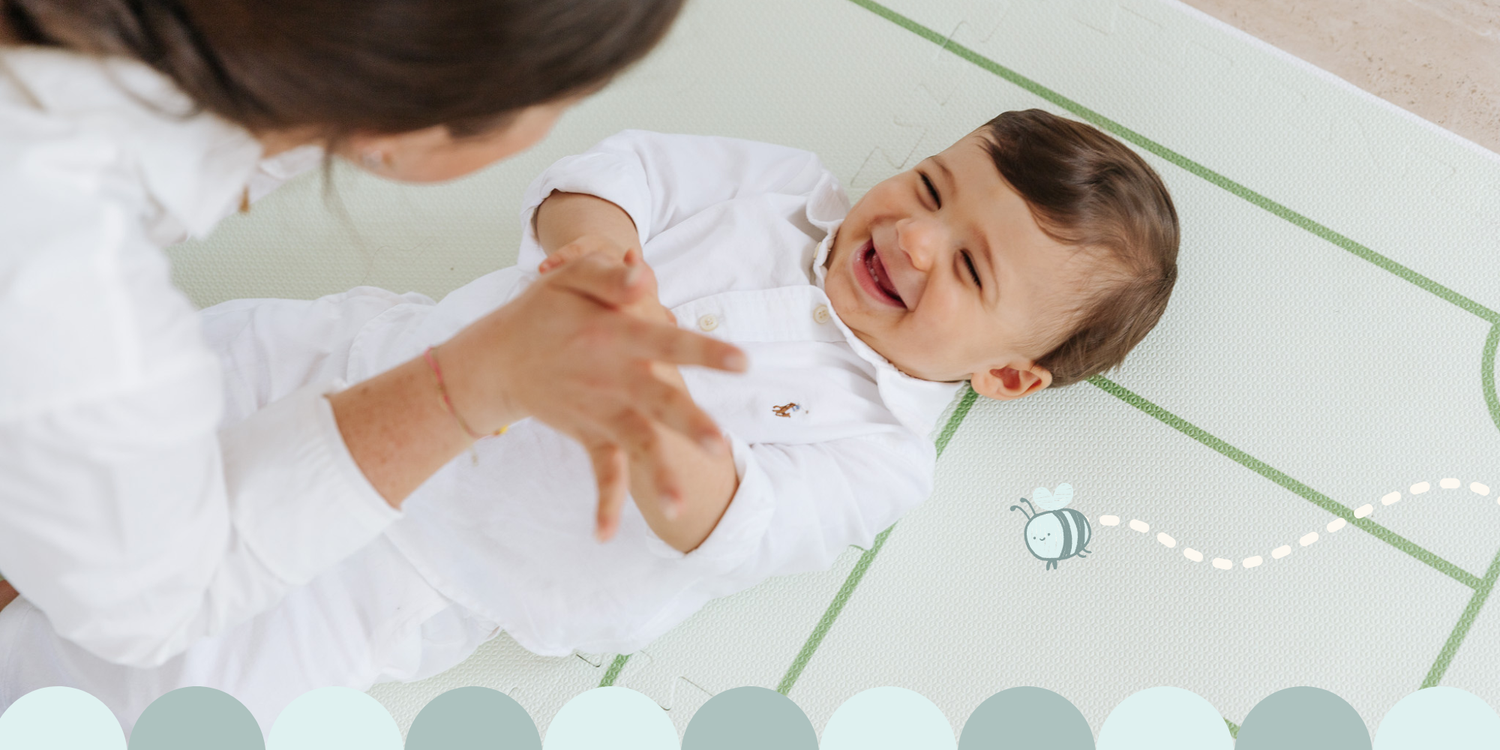 Criança brincando no tapetinho Soccer Tini Tiny — seguro, atóxico e hipoalergênico