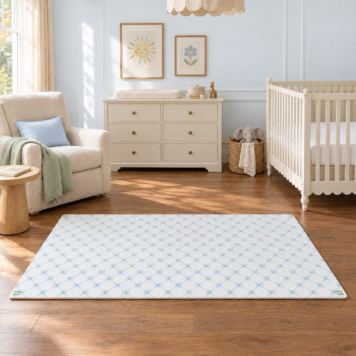 Tapete infantil de EVA Flower Power azul montado em quarto de bebê de parede azul-clara, com berço, cômoda e poltrona