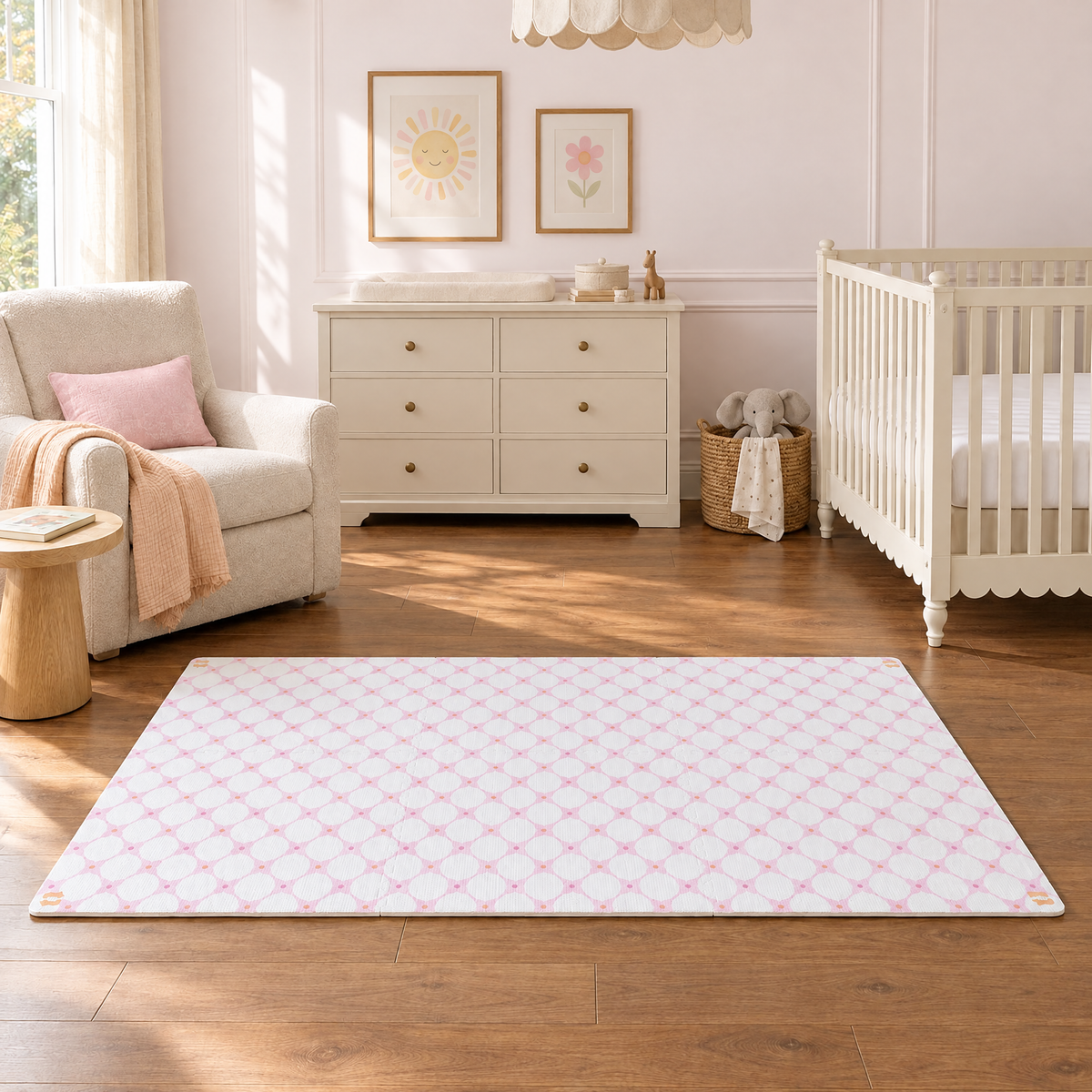 Tapete infantil de EVA Flower Power rosa montado em quarto de bebê de parede rosa, com berço, cômoda e poltrona