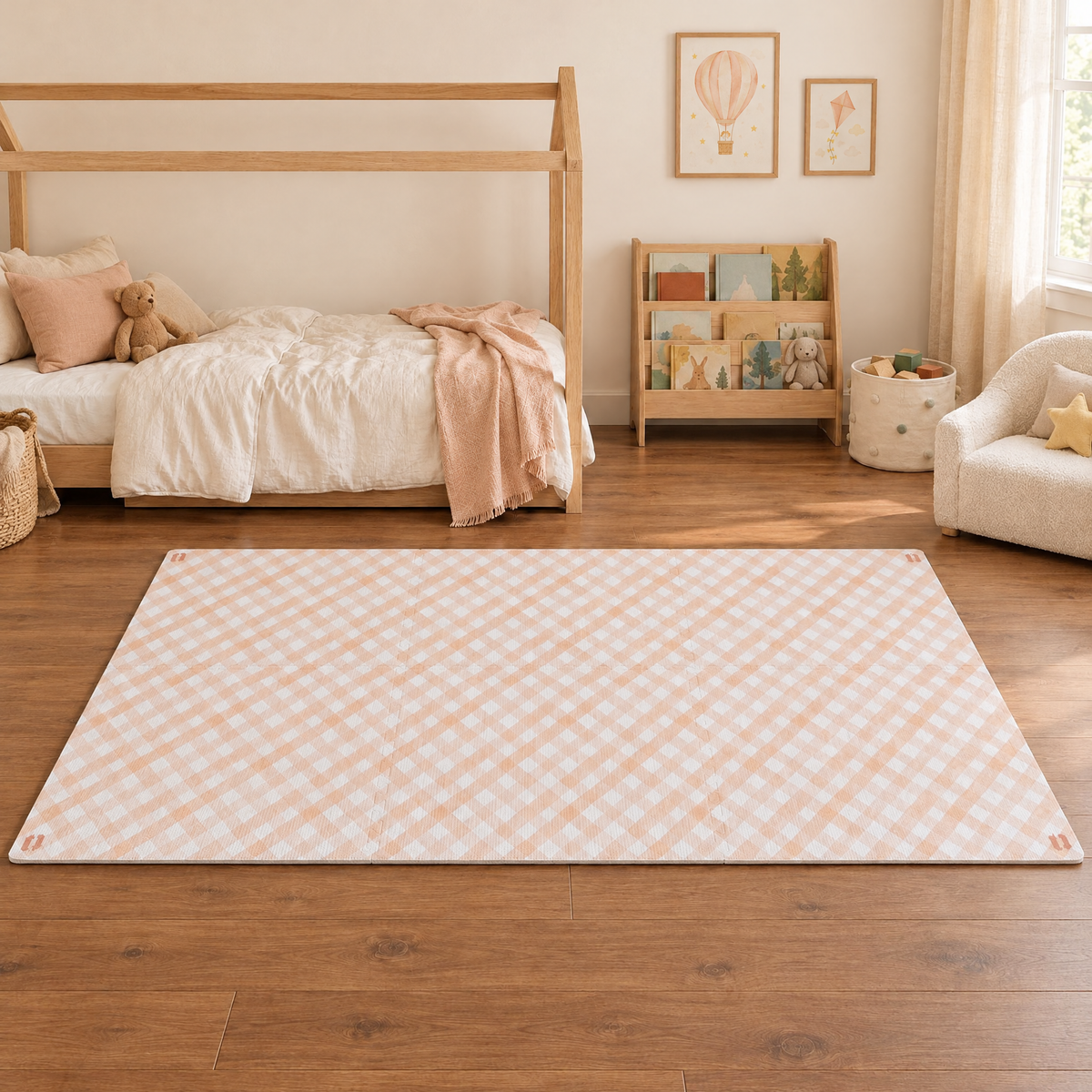 Tapete infantil de EVA Criss Cross laranja montado em quarto infantil com cama casinha, estante e poltrona