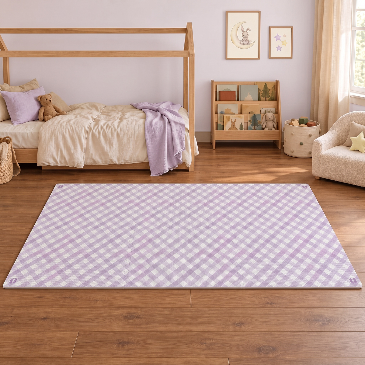 Tapete infantil de EVA Criss Cross lilás montado em quarto infantil com cama casinha de madeira, estante e poltrona