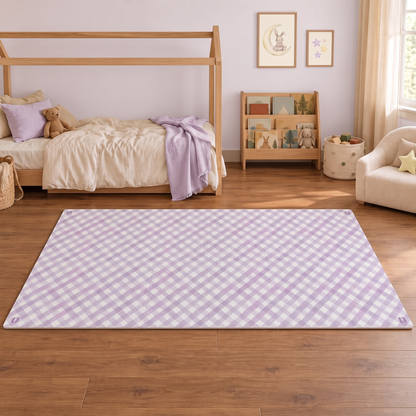 Tapete infantil de EVA Criss Cross lilás montado em quarto infantil com cama casinha de madeira, estante e poltrona