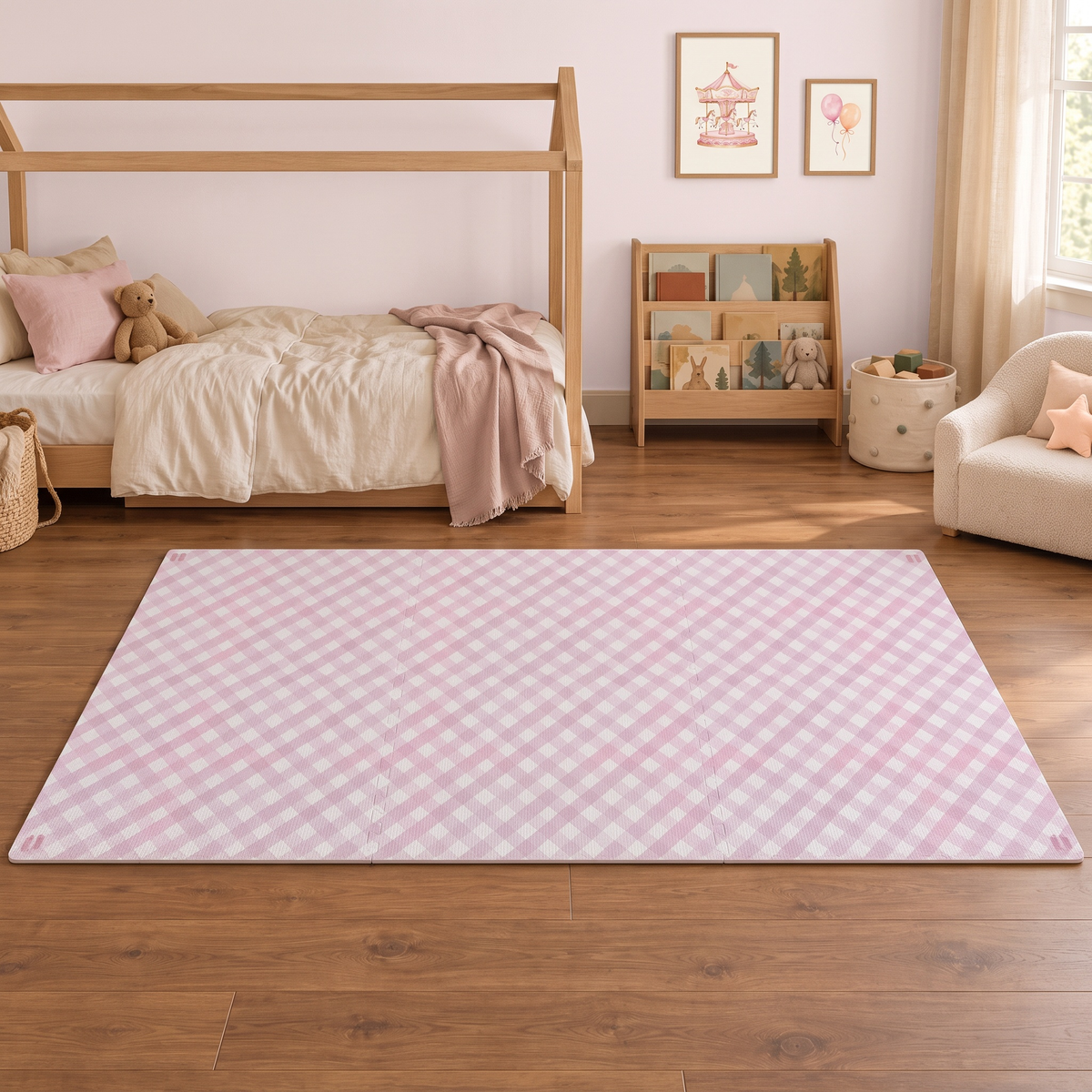 Tapete infantil de EVA Criss Cross rosa montado em quarto infantil de parede rosa com cama casinha e estante