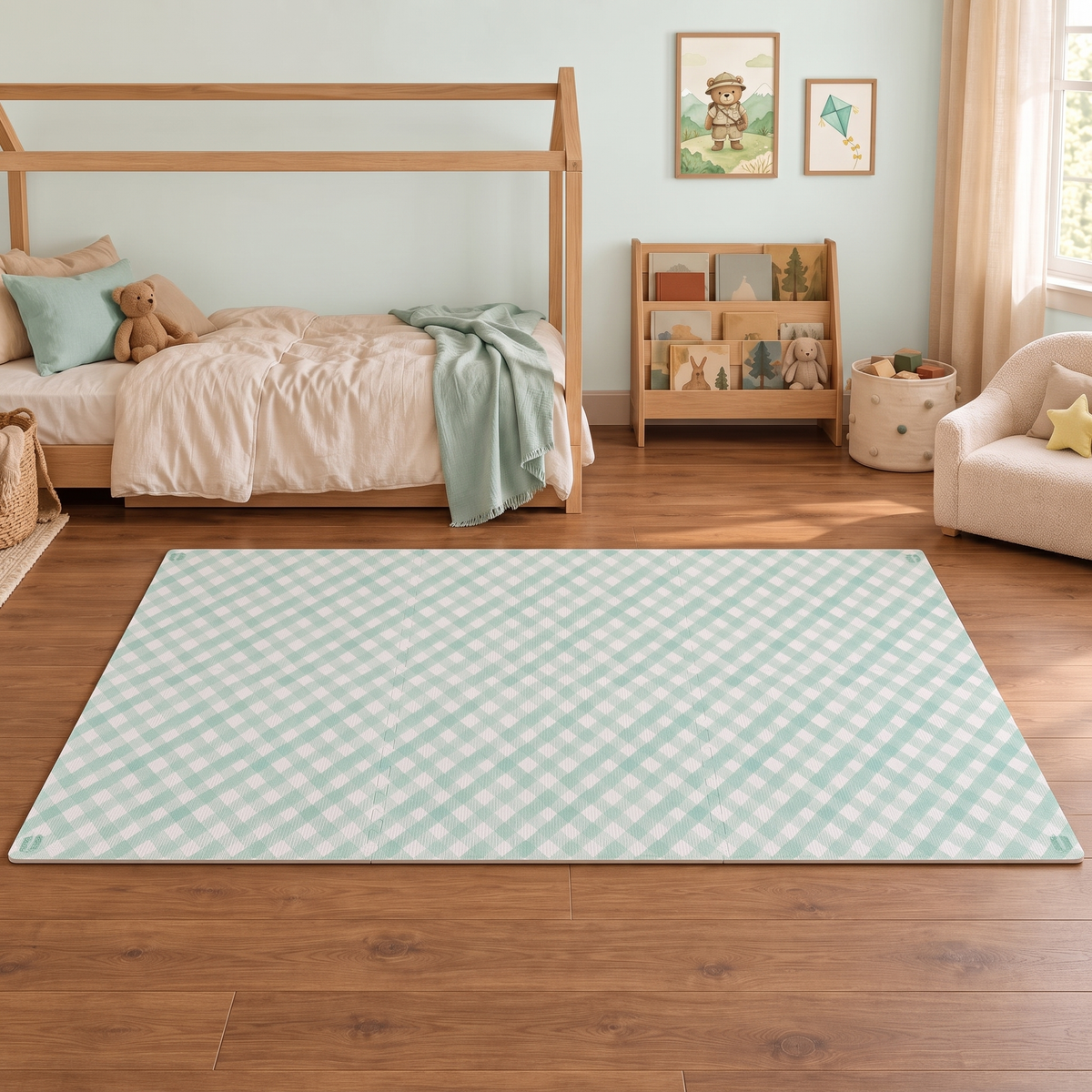 Tapete infantil de EVA Criss Cross verde montado em quarto infantil com cama casinha de madeira e estante