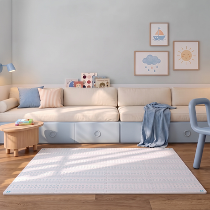 Tapete infantil de EVA Doodles azul montado em sala de brincar de parede azul, com sofá baixo, mesinha e cadeira azul