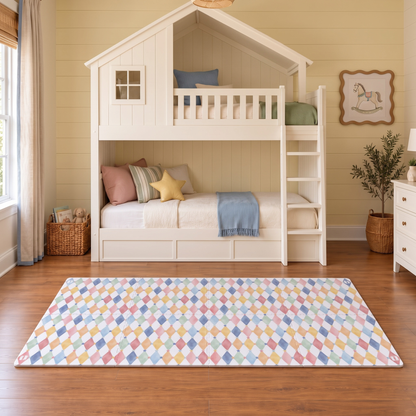 Tapete infantil de EVA Whimsical multicolorido montado em quarto infantil com beliche casinha branco e parede amarelo-clara