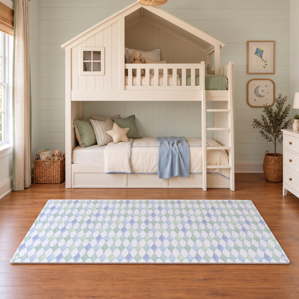 Tapete infantil de EVA Whimsical verde e azul montado em quarto infantil com beliche casinha branco e parede verde-clara