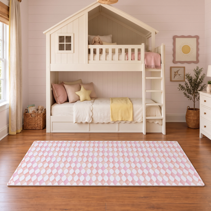 Tapete infantil de EVA Whimsical rosa e laranja montado em quarto infantil com beliche casinha branco e parede rosa