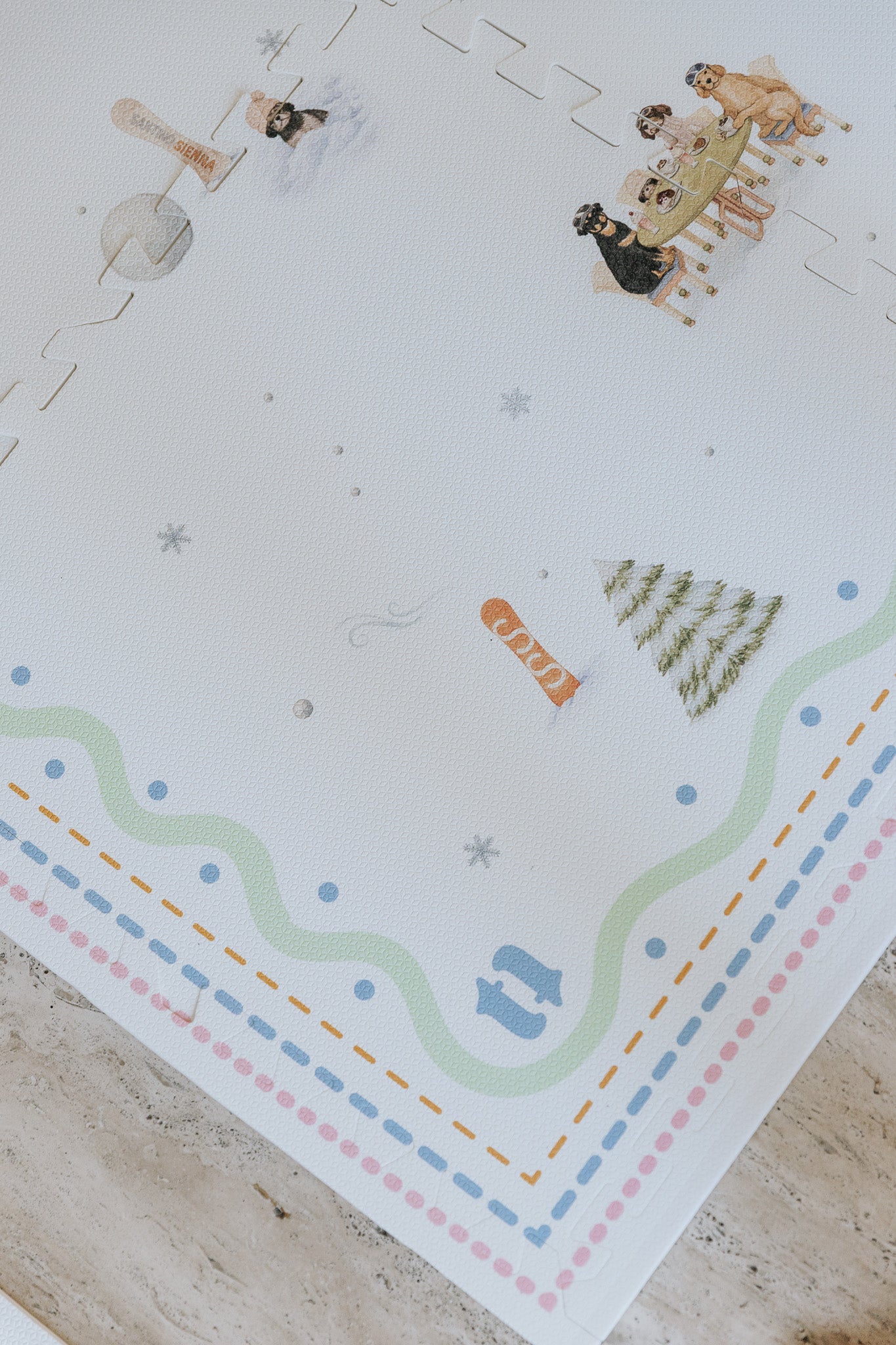 Detalhe da estampa Snow Animal impressa diretamente no EVA — tecnologia exclusiva Tini Tiny