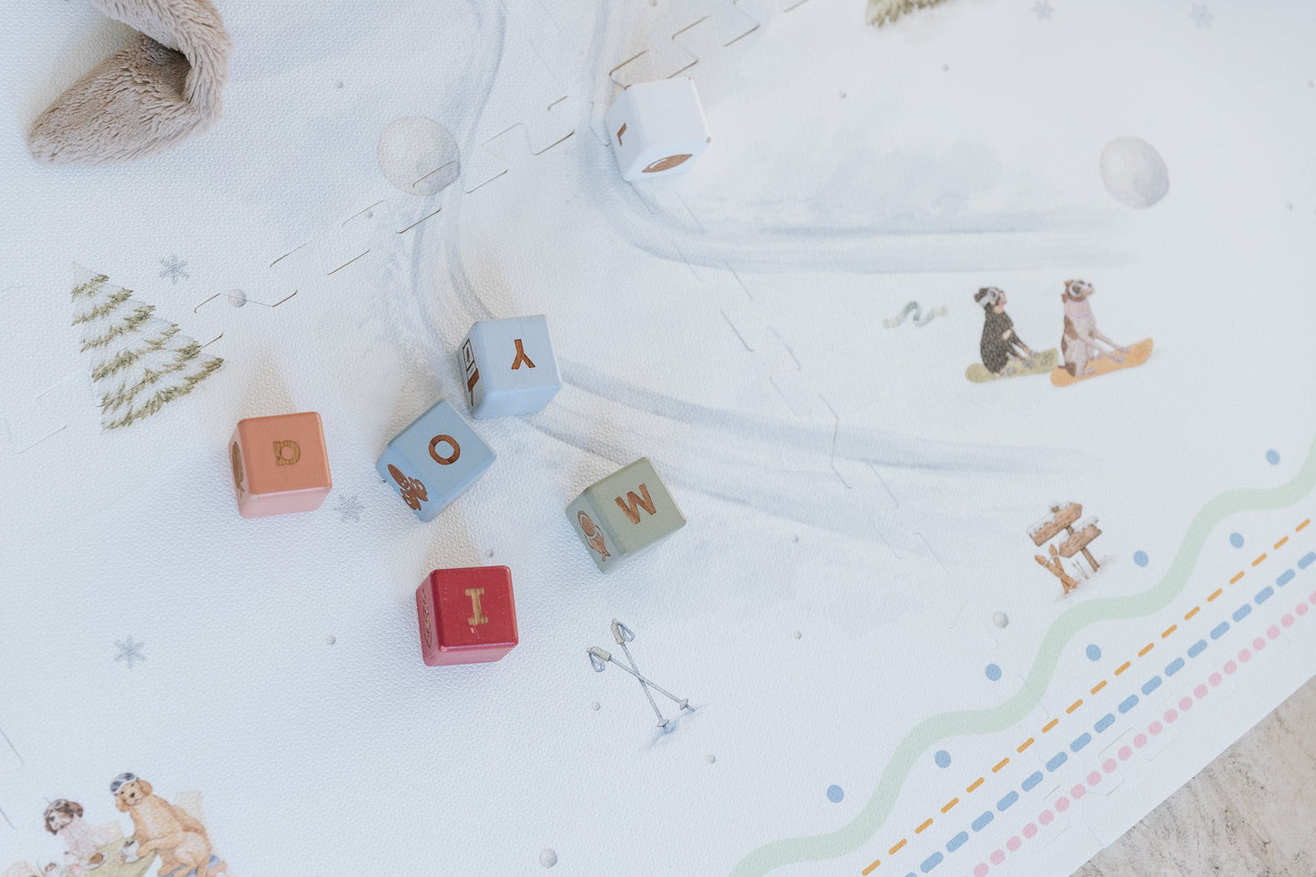 Detalhe da estampa Snow Animals impressa diretamente no EVA — tecnologia exclusiva Tini Tiny