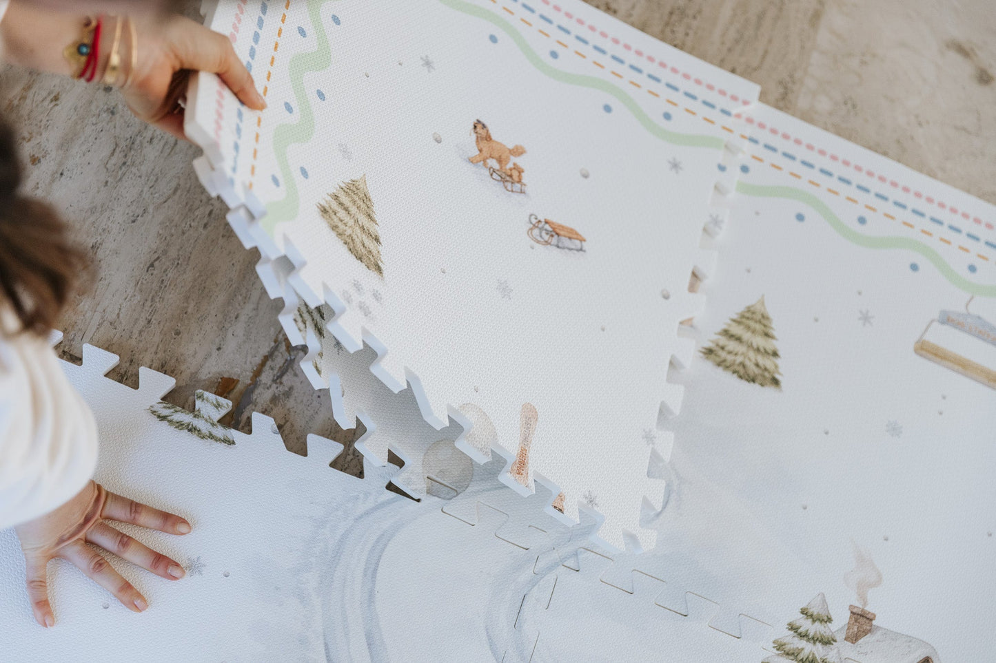 Detalhe da estampa Snow Animals impressa diretamente no EVA — tecnologia exclusiva Tini Tiny