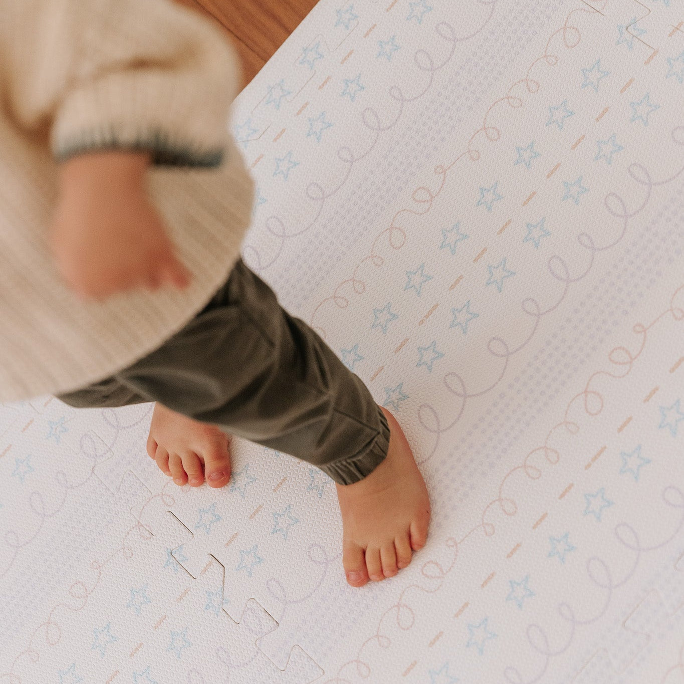 Detalhe da estampa Doodles Azul  impressa diretamente no EVA — tecnologia exclusiva Tini Tiny