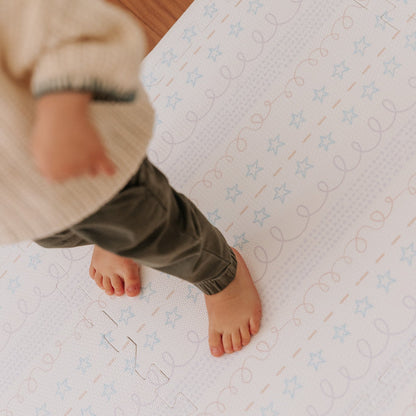 Detalhe da estampa Doodles Azul  impressa diretamente no EVA — tecnologia exclusiva Tini Tiny