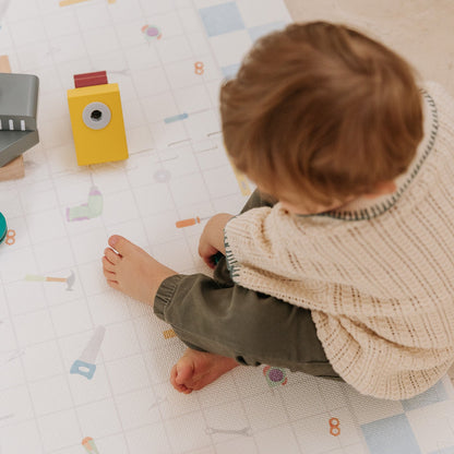 Criança brincando no tapetinho Ferramentas Tini Tiny — seguro, atóxico e hipoalergênico
