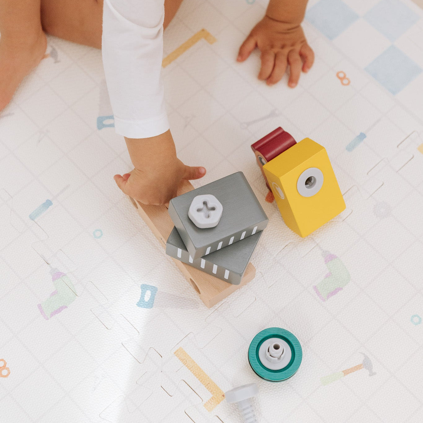 Criança brincando no tapetinho Ferramentas Tini Tiny — seguro, atóxico e hipoalergênico
