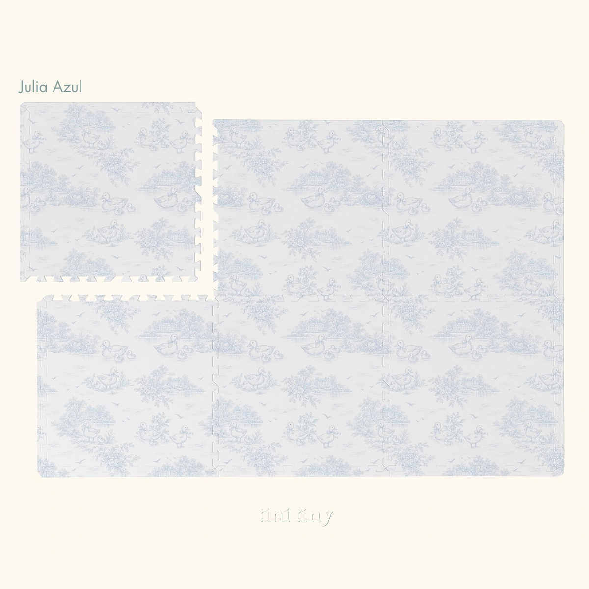 Tapete infantil de EVA Julia azul montado, toile de patinhos, lagos e casinhas em azul, com uma placa solta no canto