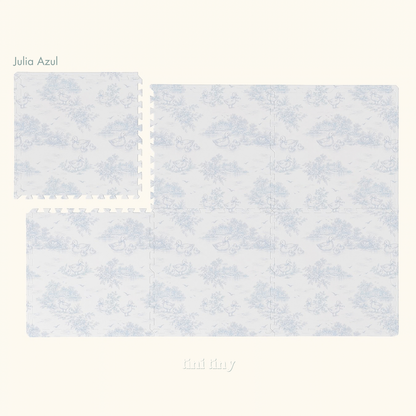 Tapete infantil de EVA Julia azul montado, toile de patinhos, lagos e casinhas em azul, com uma placa solta no canto