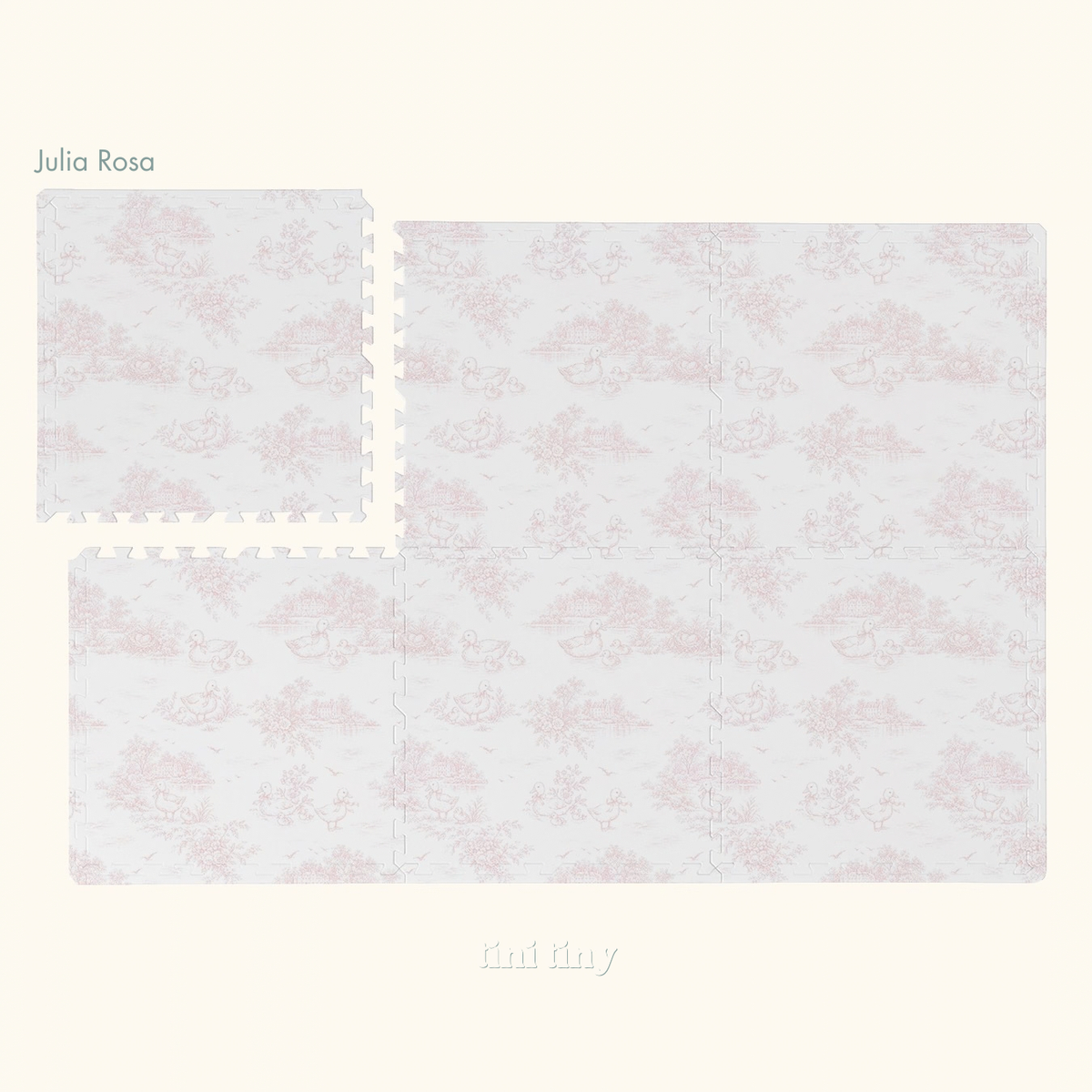 Tapete infantil de EVA Julia rosa montado, toile de patinhos, lagos e casinhas em rosa, com uma placa solta no canto