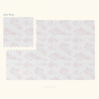 Tapete infantil de EVA Julia rosa montado, toile de patinhos, lagos e casinhas em rosa, com uma placa solta no canto