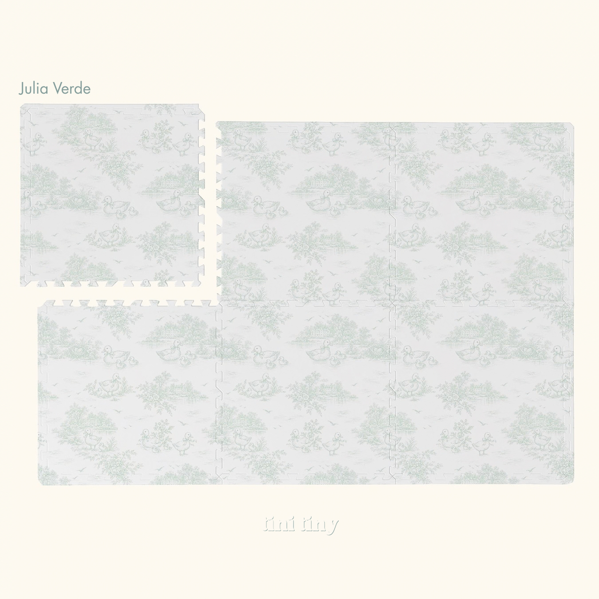 Tapete infantil de EVA Julia verde montado, toile de patinhos, lagos e casinhas em verde, com uma placa solta no canto