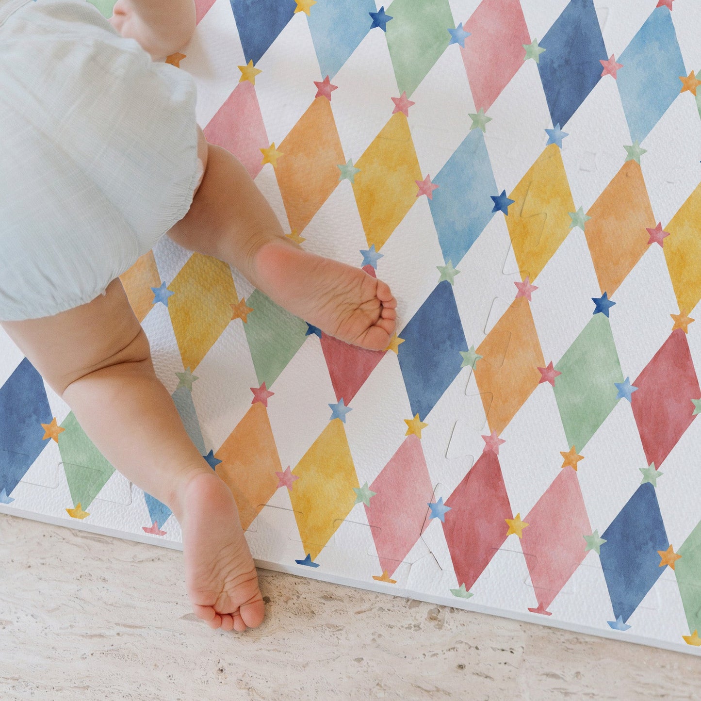 Criança brincando no tapetinho Whimsical Colorido Tini Tiny — seguro, atóxico e hipoalergênico