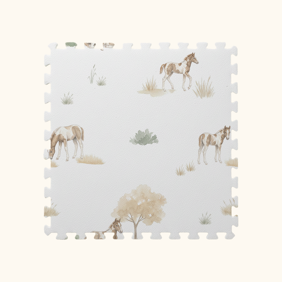 Tapetinho de EVA Cavalos Khaki Tini Tiny — tapete infantil premium feito no Brasil