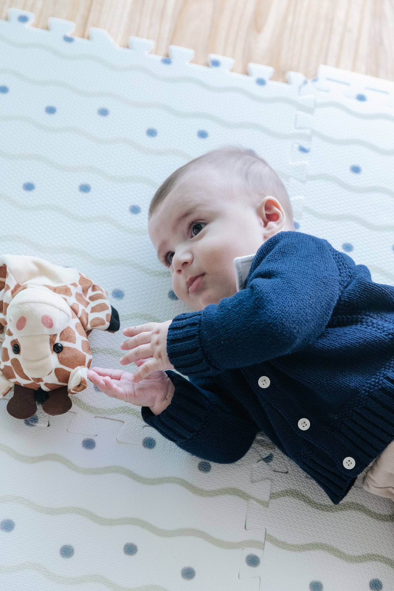 Criança brincando no tapetinho Ottoline Tini Tiny — seguro, atóxico e hipoalergênico
