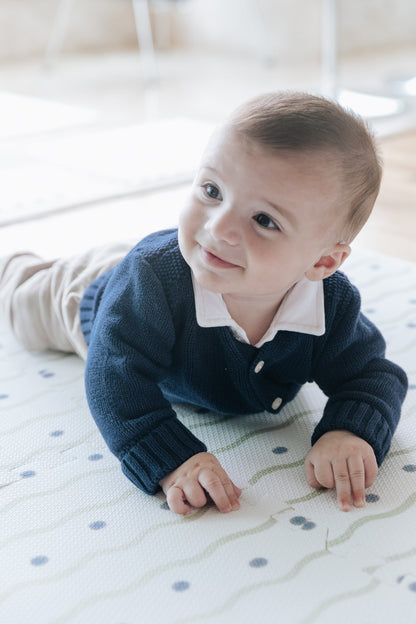Criança brincando no tapetinho Ottoline Tini Tiny — seguro, atóxico e hipoalergênico