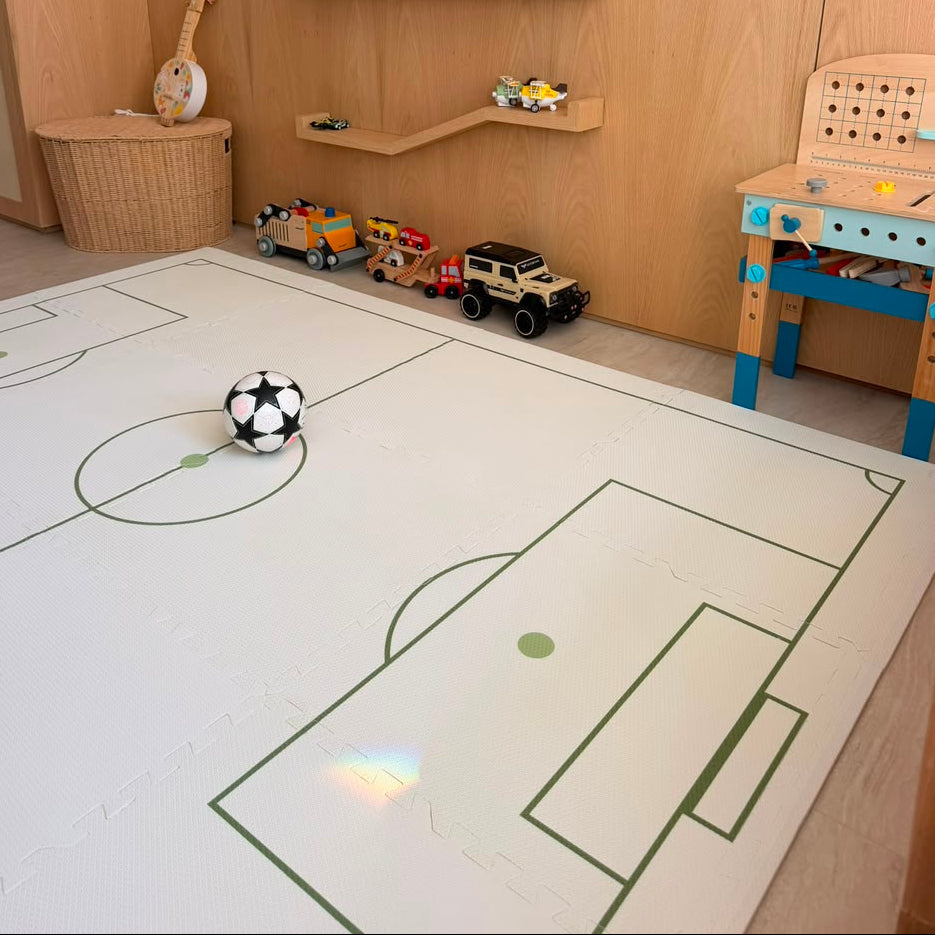 Criança brincando no tapetinho Soccer Tini Tiny — seguro, atóxico e hipoalergênico