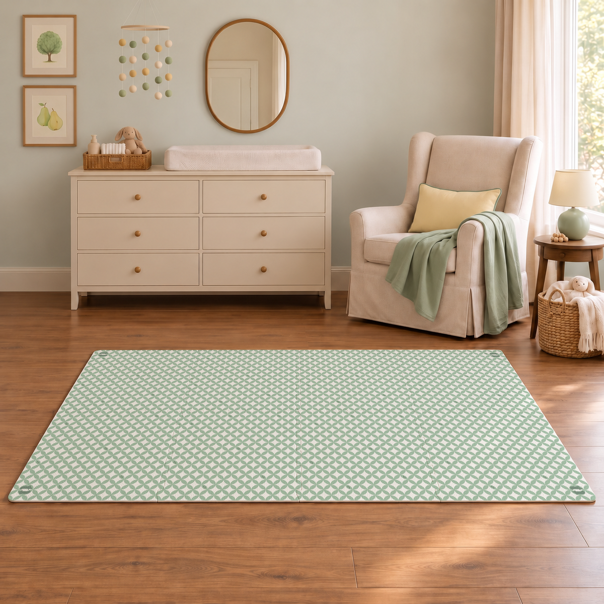 Tapete infantil de EVA Círculos verde montado em quarto de bebê com cômoda, espelho oval e poltrona com manta verde