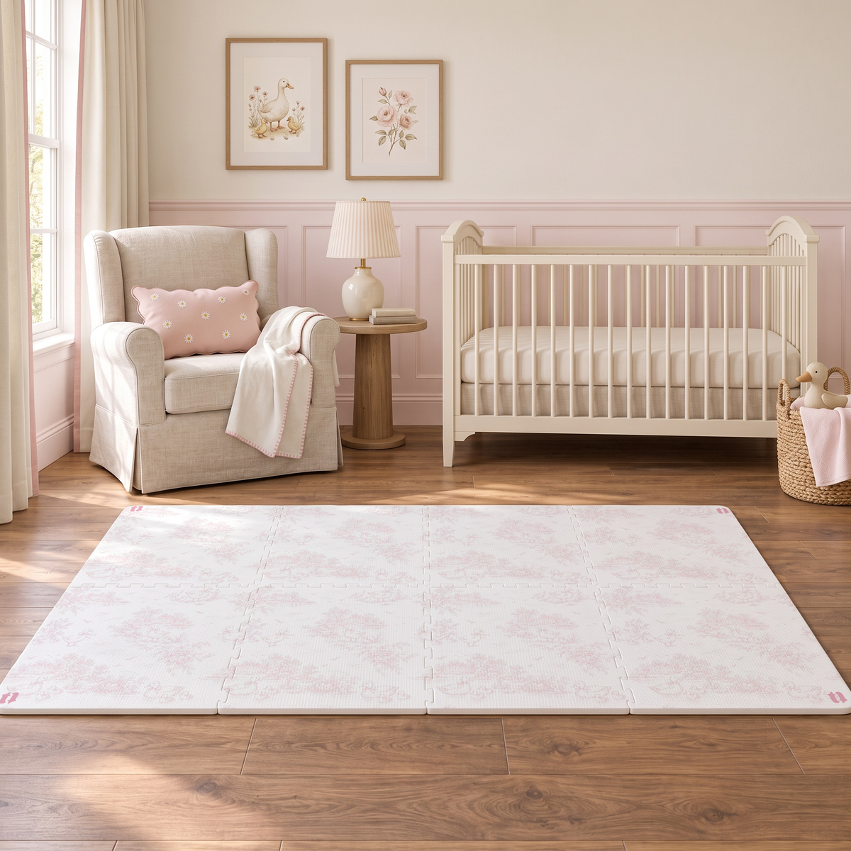 Tapete infantil de EVA Toile de Jouy Ducks rosa montado no quarto de bebê com lambri rosa, berço branco, poltrona com almofada rosa de florzinhas e patinho de pelúcia no cesto
