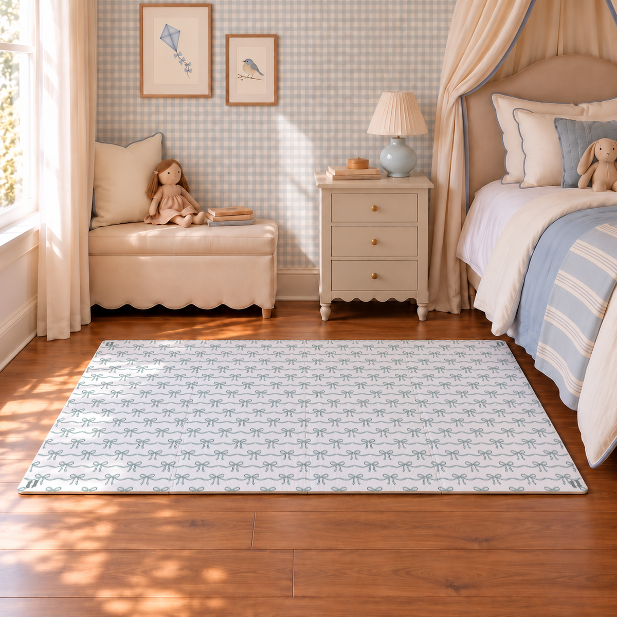Tapete infantil de EVA Tiny Bows azul montado em quarto infantil com papel de parede xadrez, cama e criado-mudo