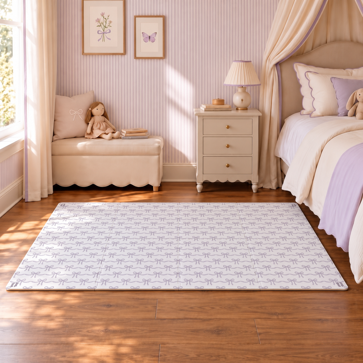 Tapete infantil de EVA Tiny Bows lilás montado em quarto infantil de parede listrada rosa, com cama e criado-mudo