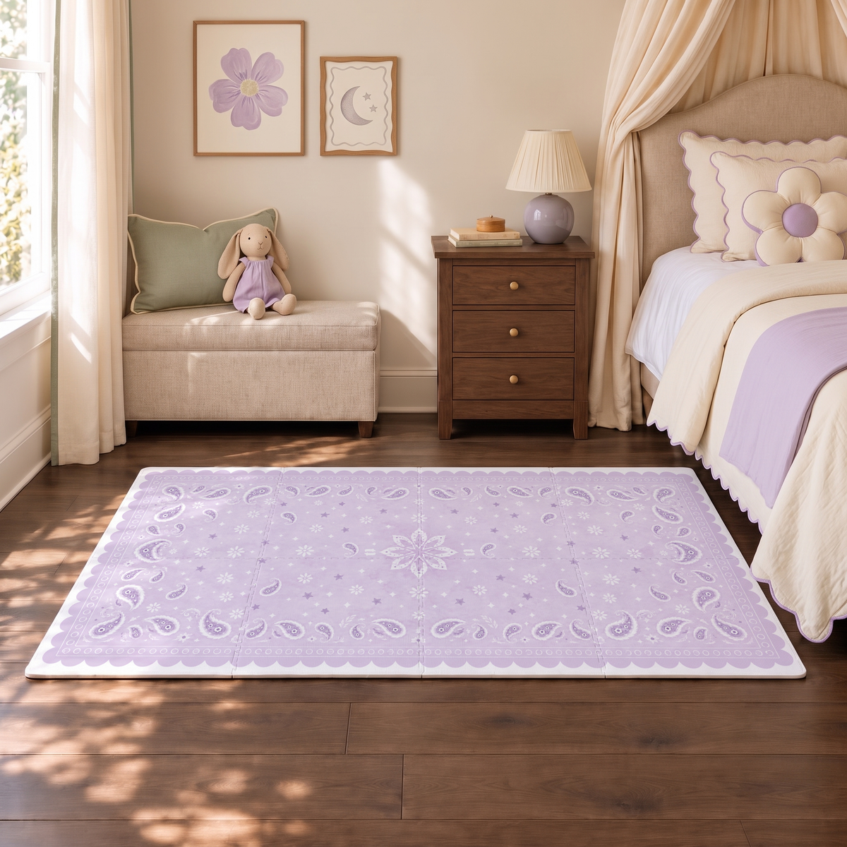 Tapete infantil de EVA Bandana lilás no quarto, ao lado da cama com almofada de flor, banco com coelhinho de pelúcia e quadrinhos de flor e lua