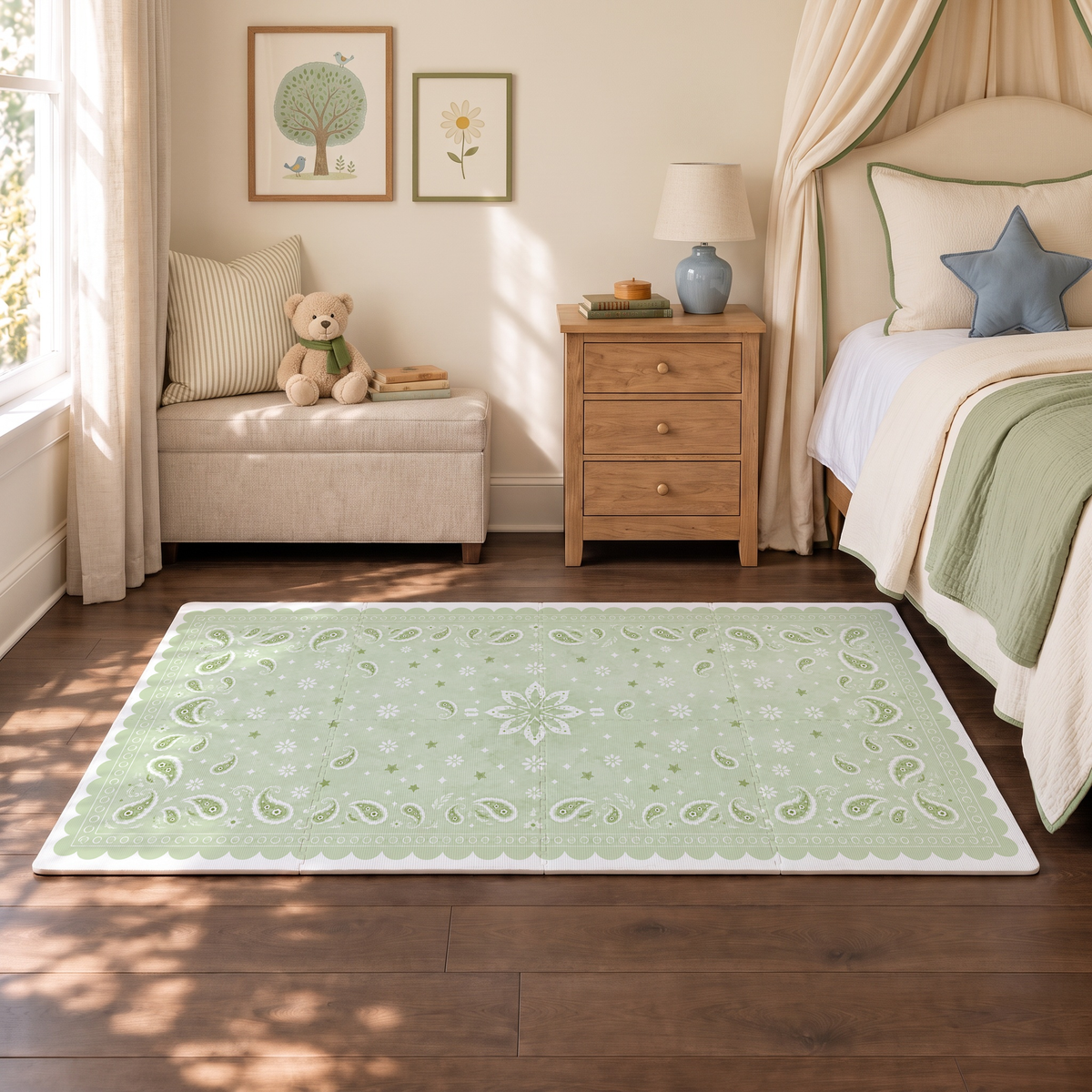 Tapete infantil de EVA Bandana verde no quarto, ao lado da cama com manta verde, banco com ursinho de pelúcia e quadrinho de árvore na parede