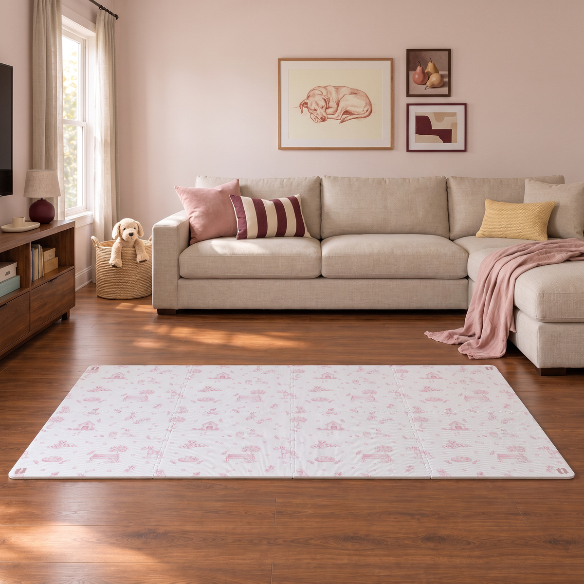 Tapete infantil de EVA Toile de Jouy Dogs rosa na sala de parede rosada, com sofá de canto bege e manta rosa