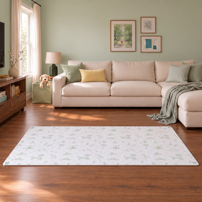 Tapete infantil de EVA Toile de Jouy Dogs verde na sala de parede verde, com sofá de canto bege e manta verde