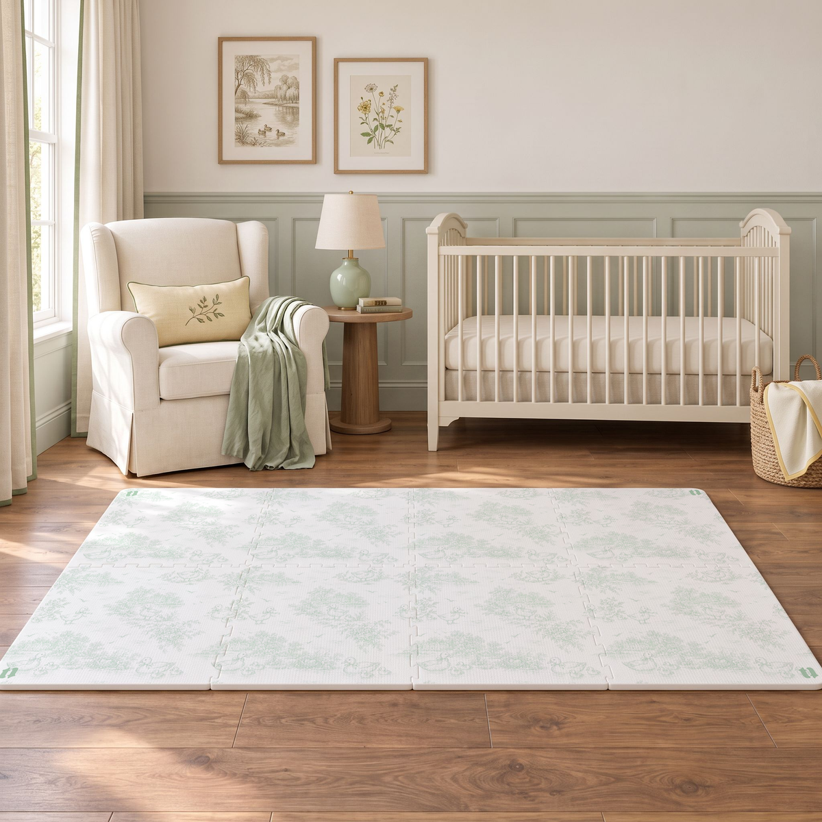 Tapete infantil de EVA Toile de Jouy Ducks verde montado no quarto de bebê com lambri verde, berço branco, poltrona com manta verde e quadros de patinhos no lago e de flores amarelas