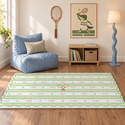 Tapete infantil de EVA Tennis Vintage verde montado na sala com piso de madeira, puff azul, raquete antiga na parede e quadro de jacaré tenista