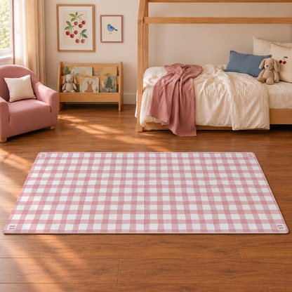 Tapete infantil de EVA Vichy rosa cereja montado no quarto infantil, com poltrona rosa e cama casinha de madeira