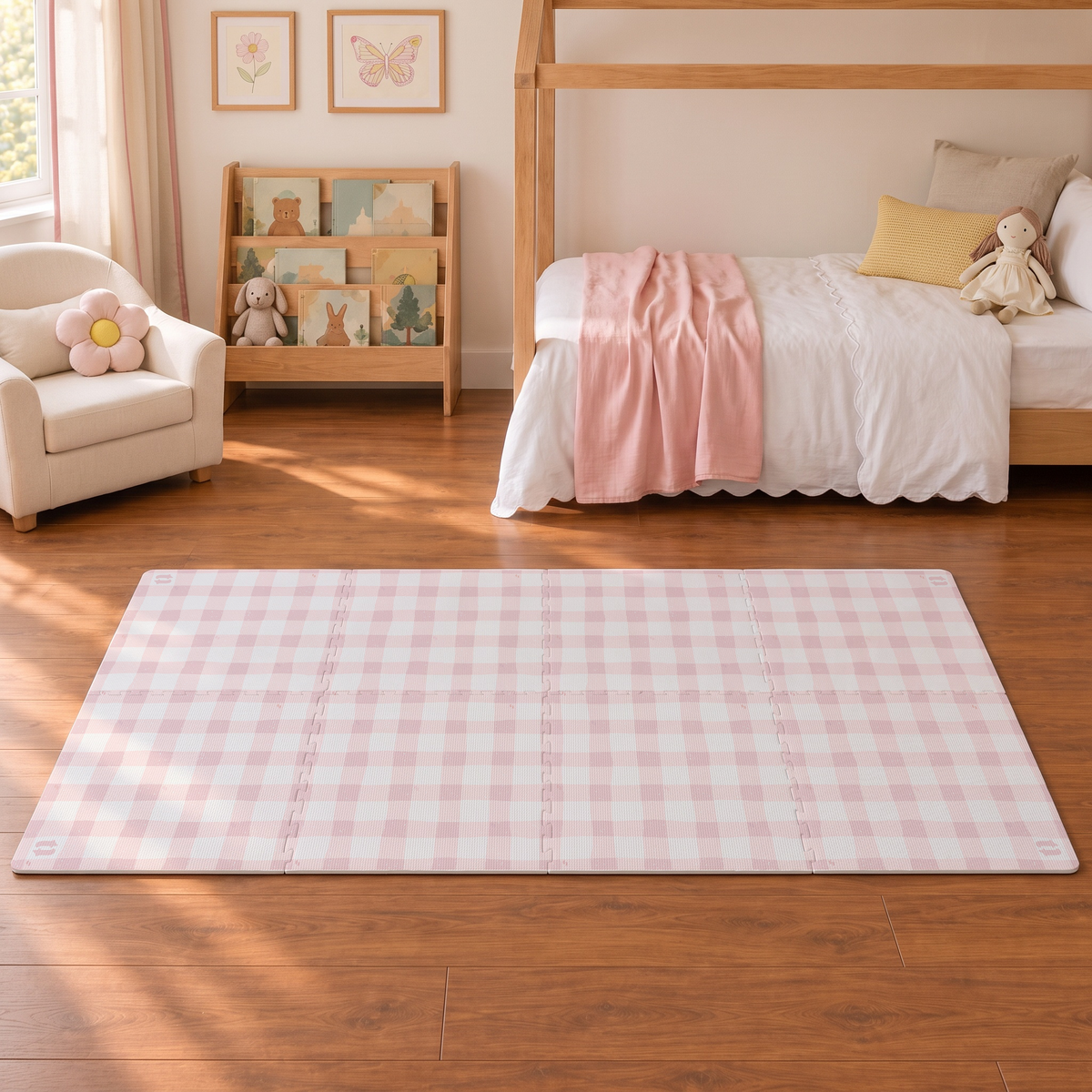 Tapete infantil de EVA Vichy rosa claro no quarto infantil, com almofada de flor na poltrona e boneca na cama