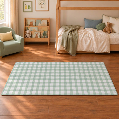 Tapete infantil de EVA Vichy verde no quarto infantil, com poltrona verde-sálvia e cama casinha de madeira
