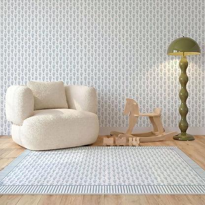 Tapete infantil Cashmere Azul Tini Tiny e Tom Wallpapers no quarto de bebê — tapetinho de EVA premium