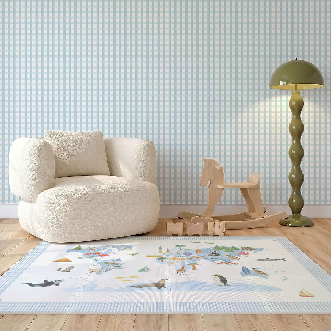 Tapete infantil Mapa Azul Tini Tiny e Tom Wallpapers no quarto de bebê — tapetinho de EVA premium