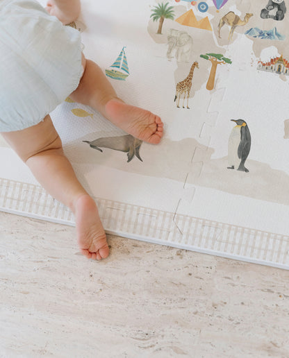 Criança brincando no tapetinho Mapa Bege Tini Tiny e Tom Wallpapers — seguro, atóxico e hipoalergênico