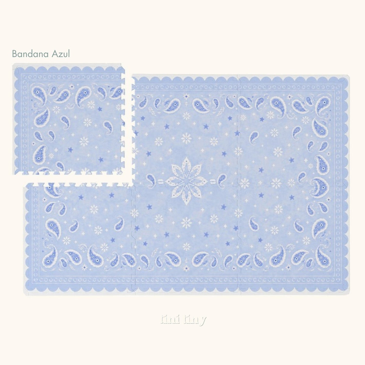 Tapete infantil de EVA Bandana azul inteiro visto de cima, com a flor central, paisleys e a borda ondulada, e uma placa afastada no canto