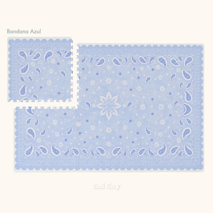 Tapete infantil de EVA Bandana azul inteiro visto de cima, com a flor central, paisleys e a borda ondulada, e uma placa afastada no canto